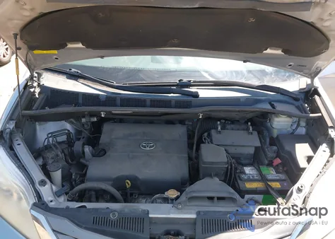 2014 Toyota Sienna Xle V6 8 Passenger z USA, uszkodzony, nr VIN 5TDYK3DC1ES438453